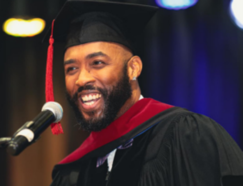 Montell Jordan inspires students during pg电子下载’s Spring 2024 毕业典礼 Ceremony
